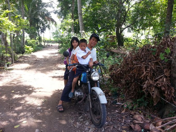 Pasteur Ifor Alvior et ses deux enfants.  Il a été au commencement du projet. 