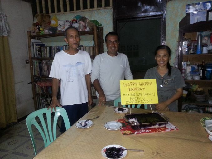 Le pasteur A. Pico et sa femme m''ont préparé un gâteau typique philippin pour mon anniversaire. Récompense après une journée dans les champs.